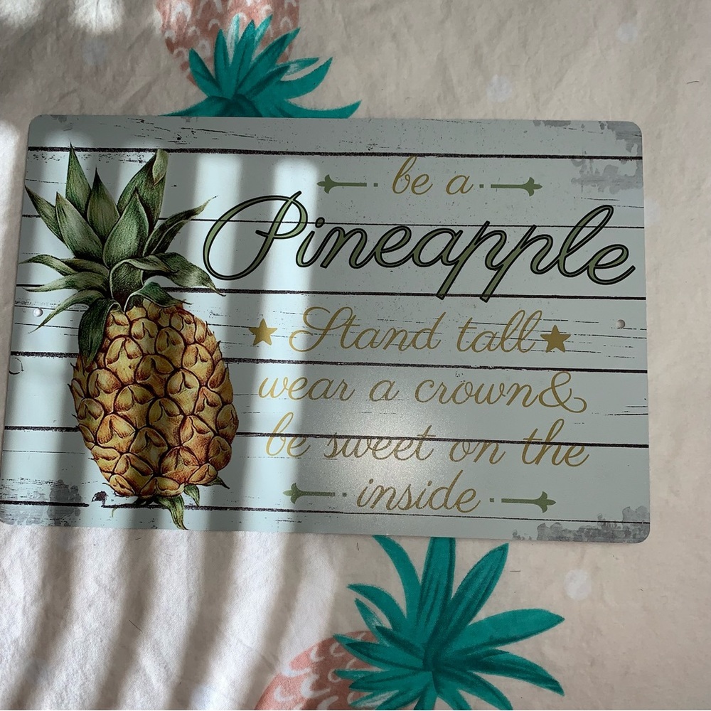 Metal Pineapple Sign